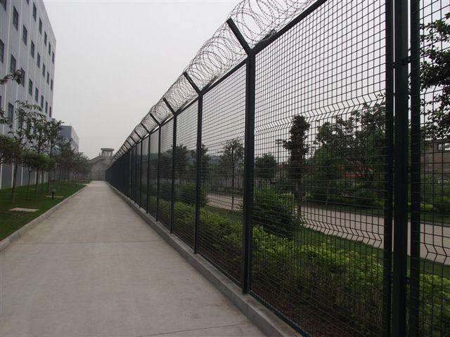 上海某机场小区隔离网安装完毕